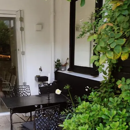 Couette-café Avec Entrée Privée Au Calme, Quartier Talensac Nantes