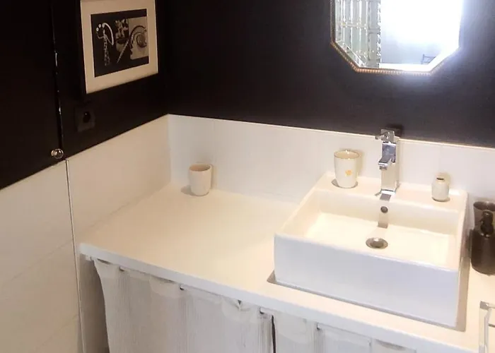 Avec Entrée Privée Au Calme, Quartier Talensac * Nantes