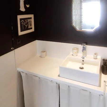 Avec Entrée Privée Au Calme, Quartier Talensac * Nantes